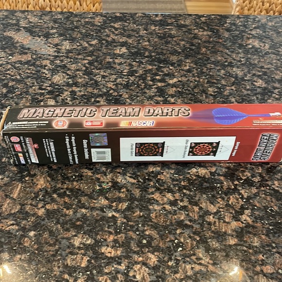 New- Magnetic Team Darts - Picture 4 of 6